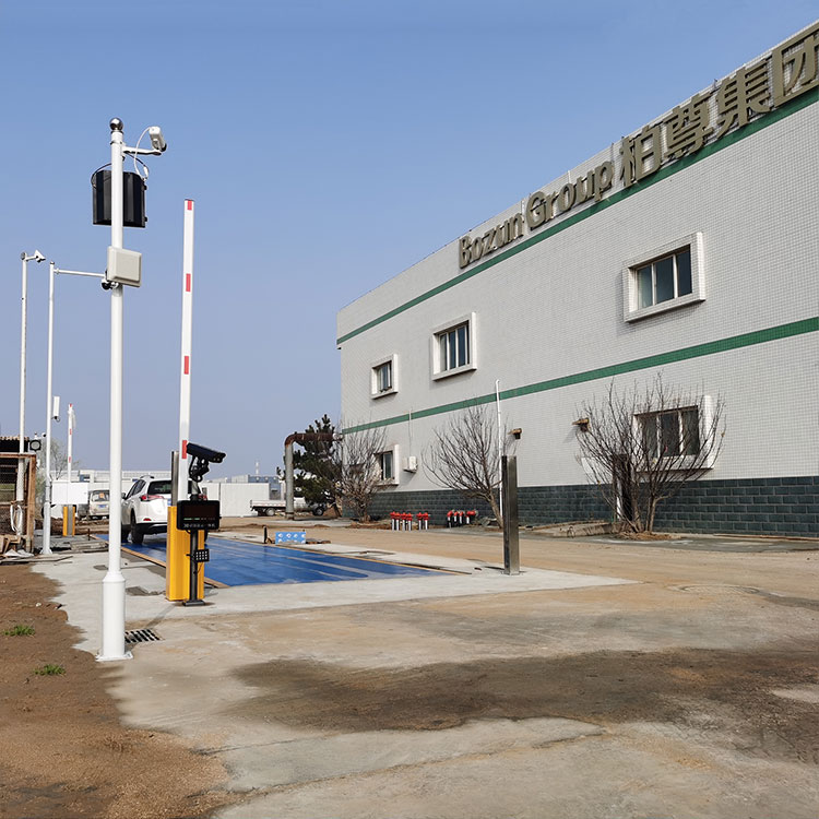 青島柏尊集團(tuán)2臺(tái)無(wú)人值守稱(chēng)重系統(tǒng)以及地磅汽車(chē)衡，維特沃斯地磅廠家進(jìn)行安裝調(diào)試完成交付客戶(hù)使用，柏尊集團(tuán)位于青島市黃島區(qū)，下面直接分享客戶(hù)現(xiàn)現(xiàn)場(chǎng)照片。